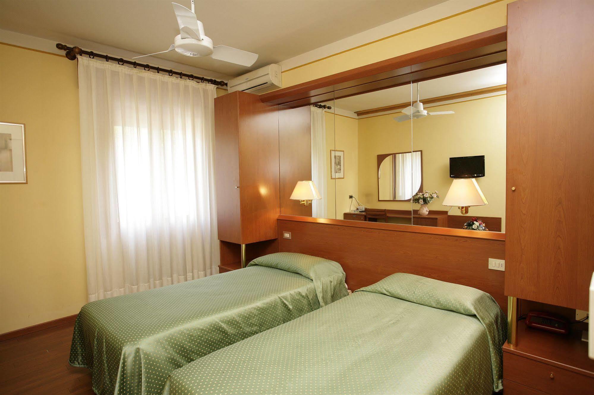 Hotel Ezzelino San Zenone ภายนอก รูปภาพ